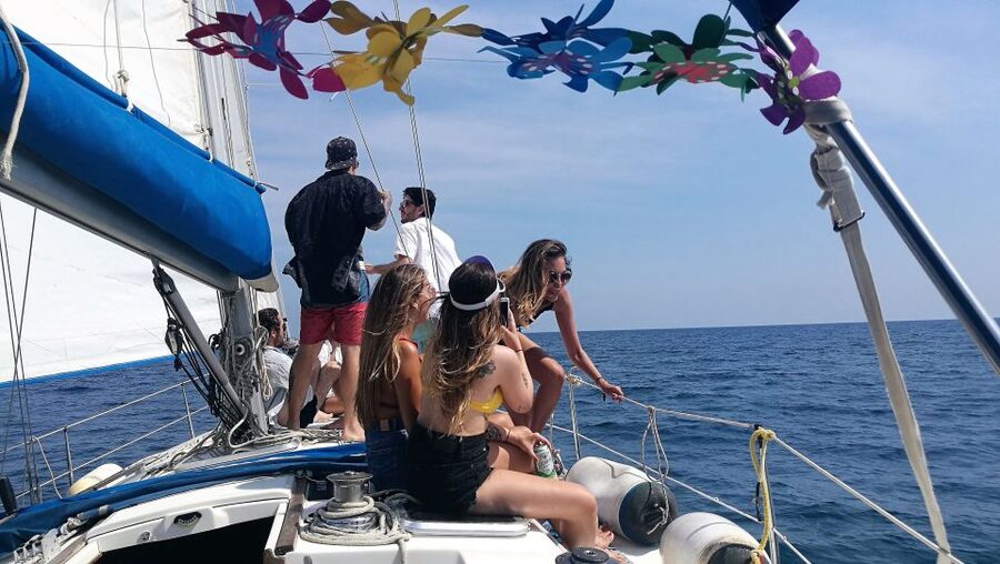 Barcelona: Sailing Trip with Drinks and Snacks - Choosing the right time and packing well