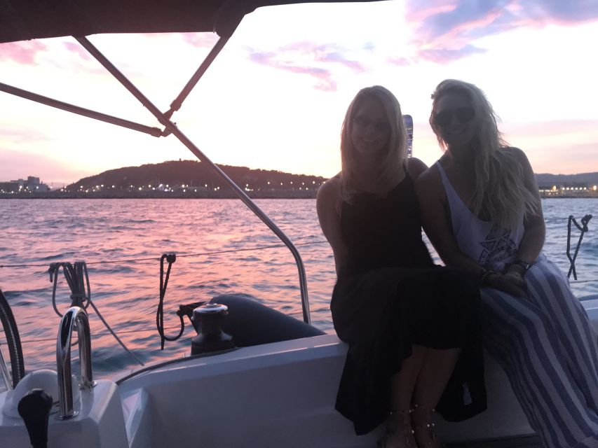 Barcelona: Sunset Sailing Tour with Open Bar & Snacks - Sailing past the golden fish and twin towers