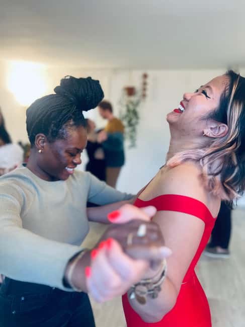Barcelona: Tango Lesson with Drinks and Video - Tango without the usual beginner nerves