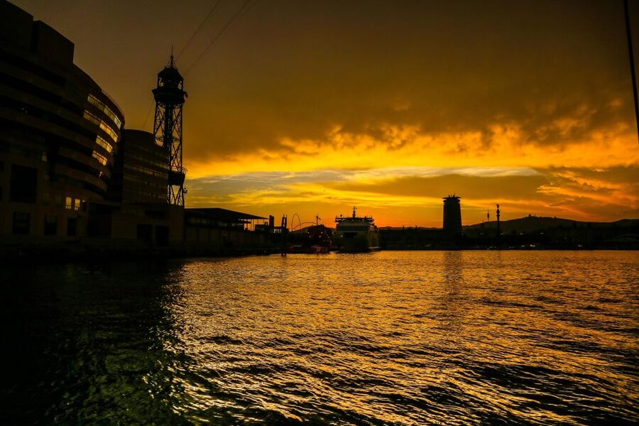 Barcelona: Unique Sunset Sailing Tour with Tapas & Open Bar - How the two hours unfold