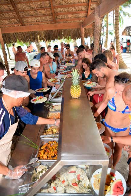Bavaro: Saona Island Speedboat Tour with Open Bar - The natural pool and starfish stop