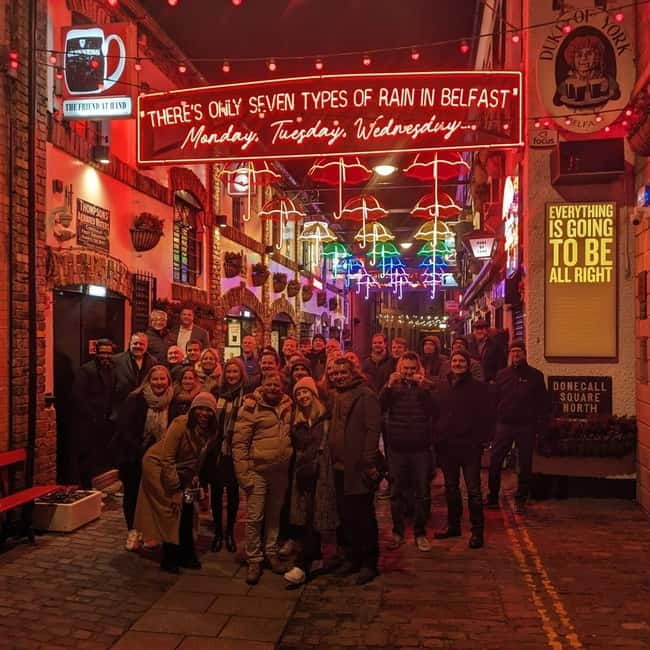 Belfast: Pub Crawl and Bar Walking Tour with Two Drinks - Live music gives the evening its character