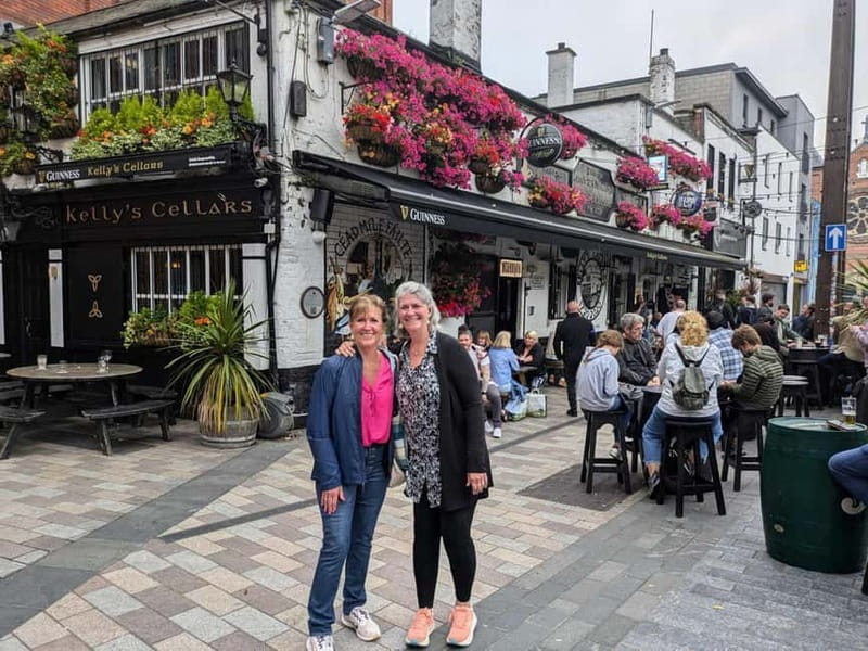 Belfast: Pub Crawl and Bar Walking Tour with Two Drinks - Guides who keep a large group moving