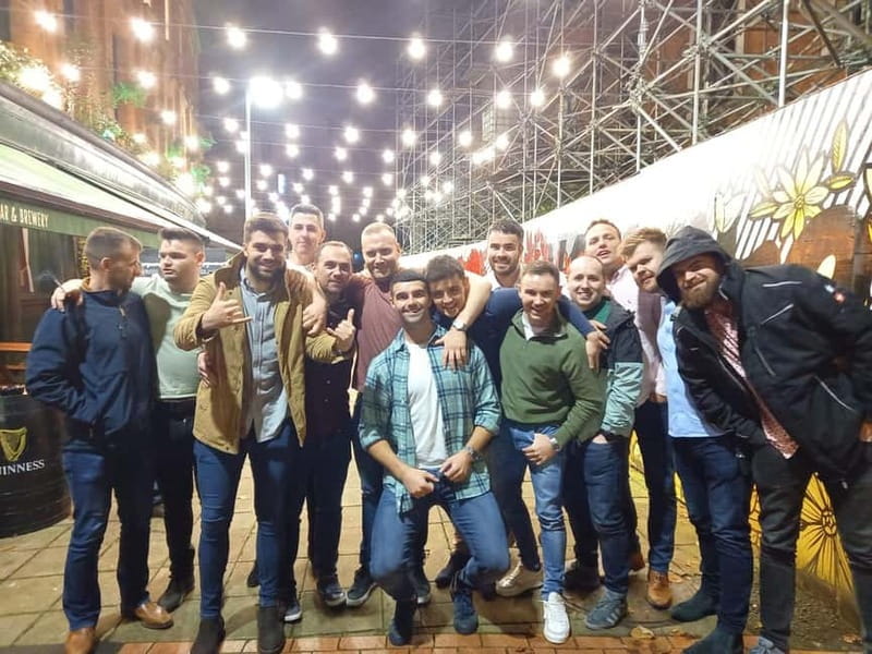 Belfast: Pub Crawl and Bar Walking Tour with Two Drinks - Four bars, four chances to catch Belfast at night