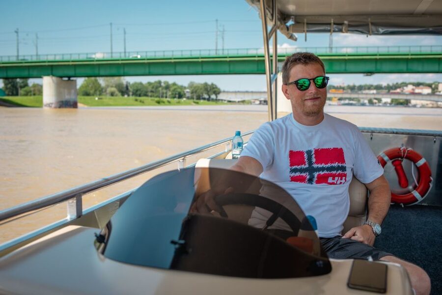 Belgrade: Sightseeing Boat Cruise with Drinks - What the pontoon boat is really like