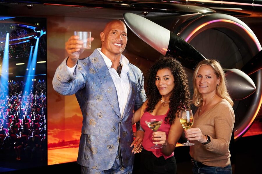 Berlin: Madame Tussauds Happy Hour Ticket - Taking the stage with Taylor Swift