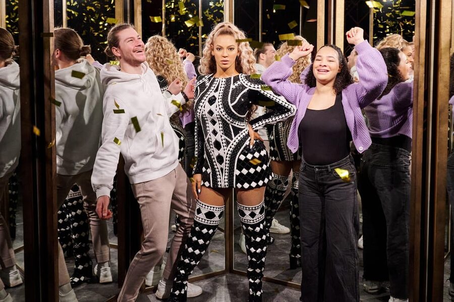 Berlin: Madame Tussauds Happy Hour Ticket - Entering the awards party with Harry Styles and Dwayne Johnson
