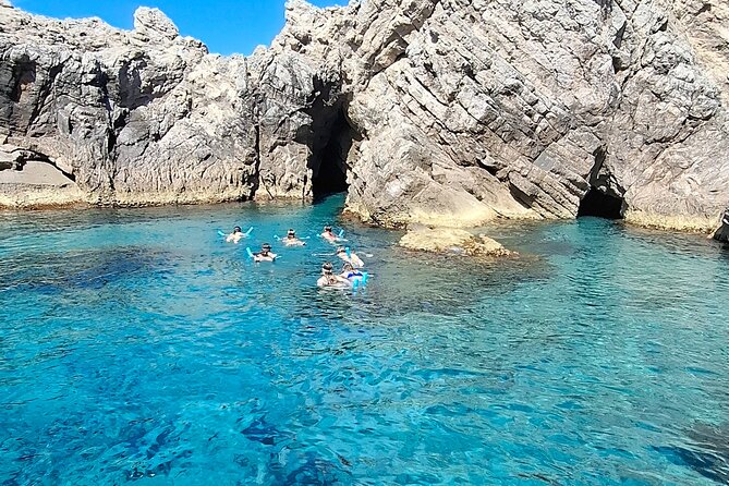 Blue & Green cave,Šunj beach - with drinks small group speedboat - How small is the small-group boat?