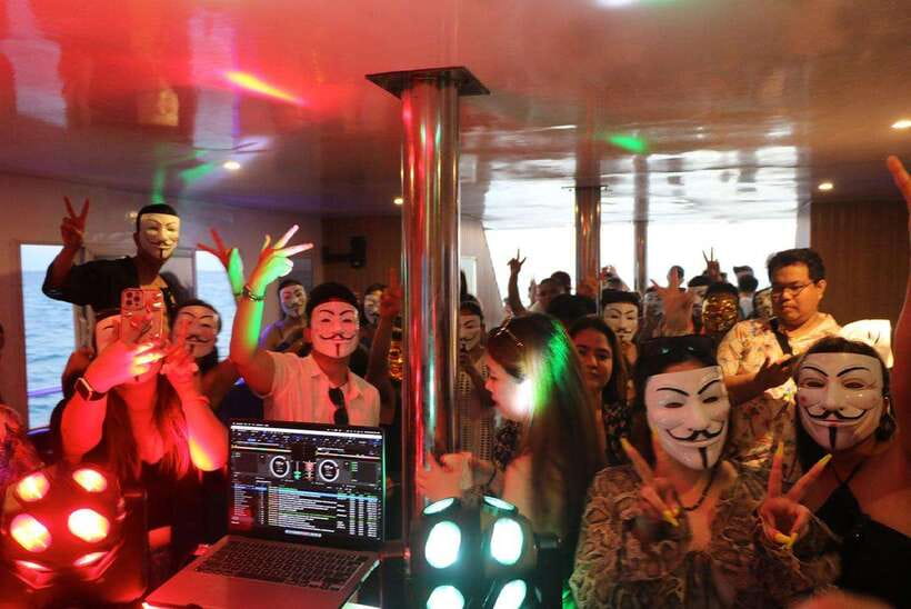 Boracay: Ultimate Party Cruise aboard the Andy World Yacht - Watching Boracay change color from the water