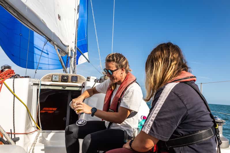Brighton: Sailing Trip with Drinks - Choosing between active sailing and cockpit comfort