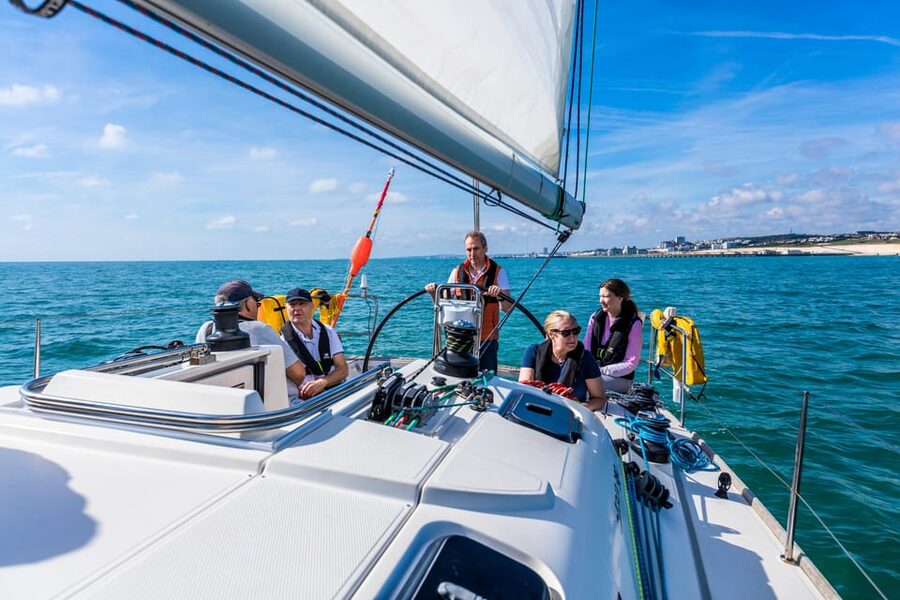 Brighton: Sailing Trip with Drinks - Drinks onboard, and a small but important catch