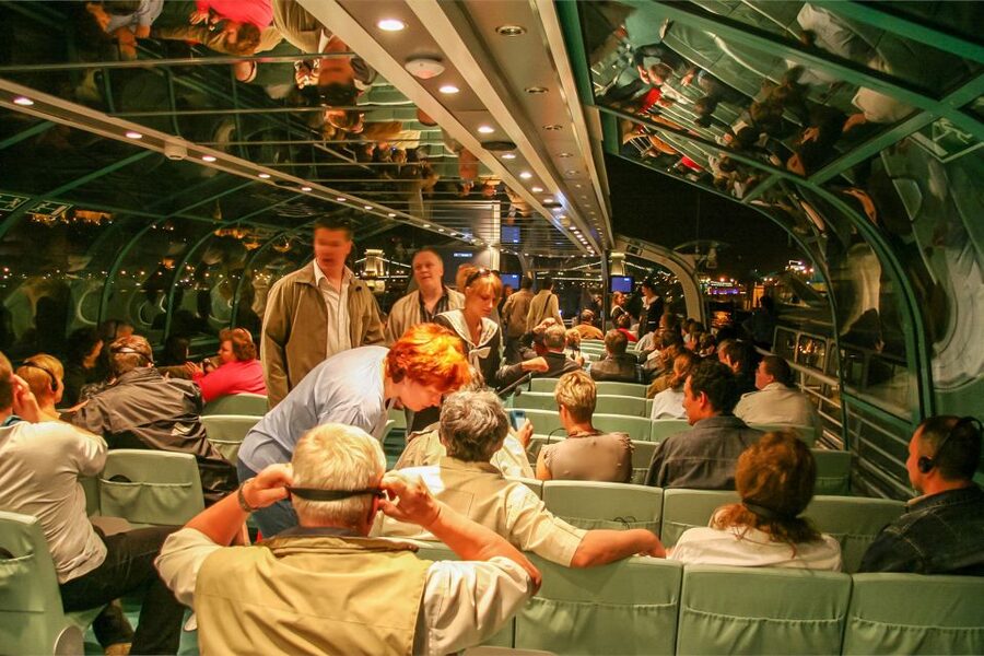 Budapest: 1-Hour Evening Sightseeing Cruise with Drink - Choosing the right departure time