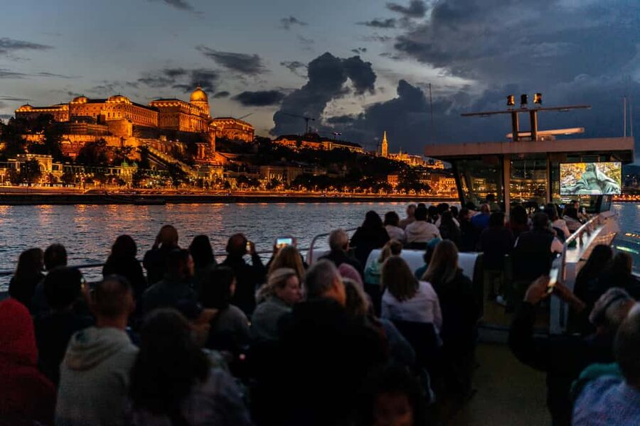 Budapest: 1-Hour Evening Sightseeing Cruise with Drink - What the boat is like for one hour