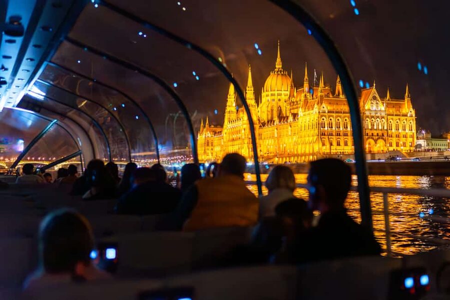 Budapest: 1-Hour Evening Sightseeing Cruise with Drink - Chain Bridge and Elisabeth Bridge from the water