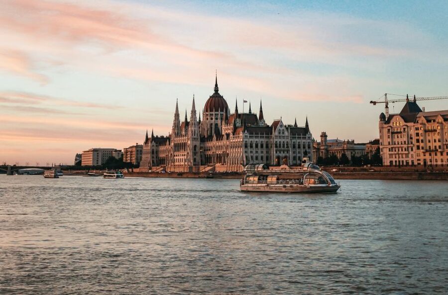 Budapest: 1-Hour Evening Sightseeing Cruise with Drink - Parliament Building, the star of the Pest bank
