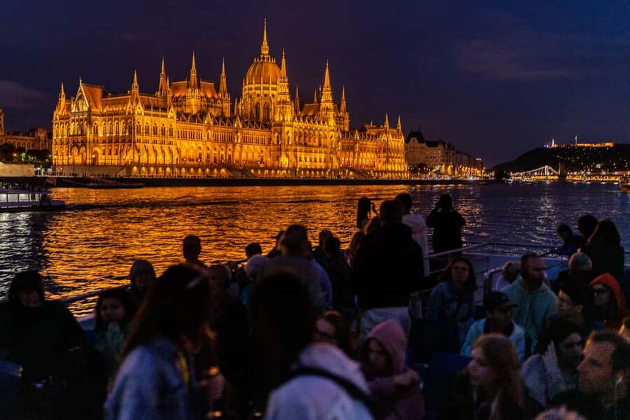 Budapest: 1-Hour Evening Sightseeing Cruise with Drink - Finding Legenda City Cruises at Dock 7