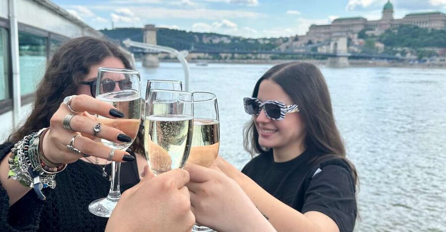 Budapest: 1 hr Sunshine Booze Cruise with Prosecco - Key points before you book