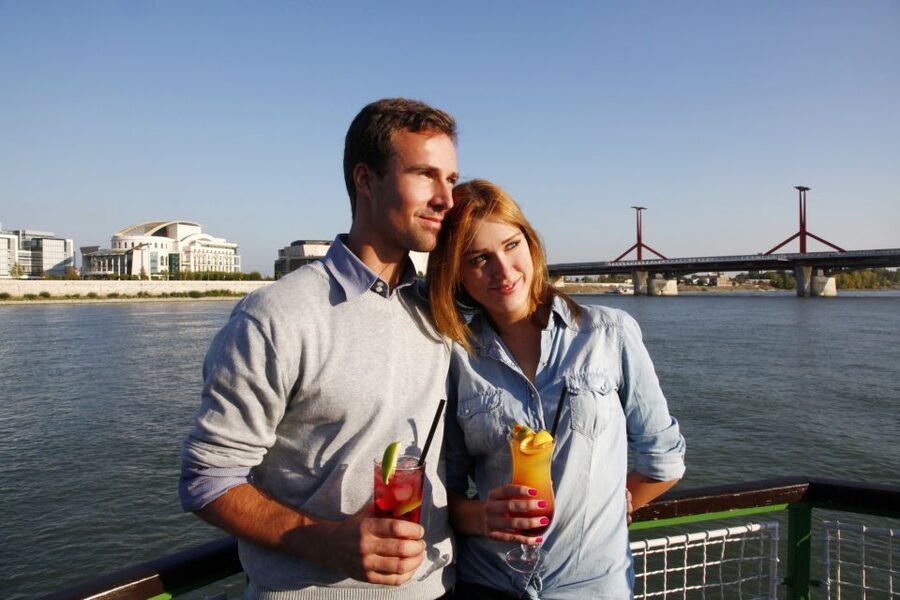 Budapest: 1 hr Sunshine Booze Cruise with Prosecco - Margaret Bridge and the changing river views