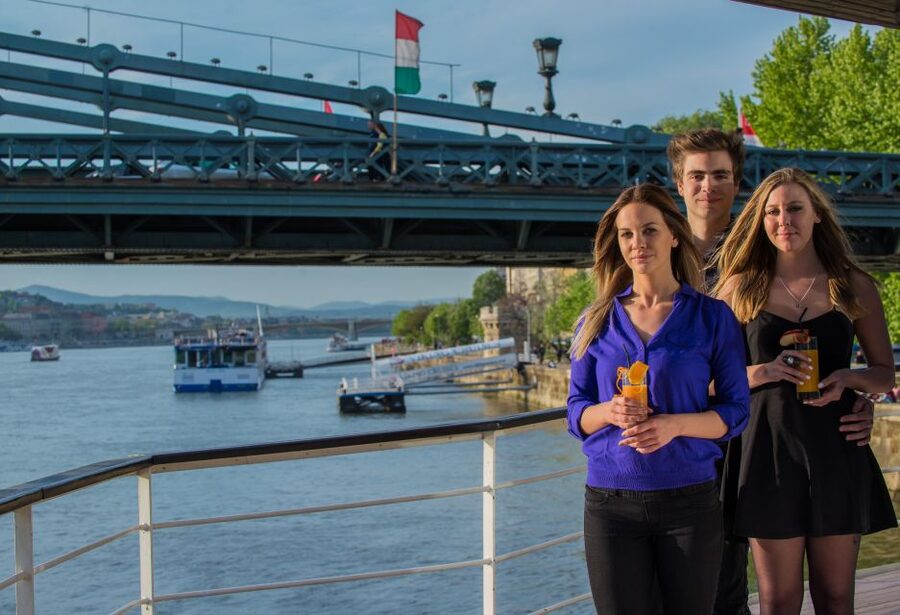 Budapest: 1 hr Sunshine Booze Cruise with Prosecco - Drinks: prosecco, cocktails, or local beer