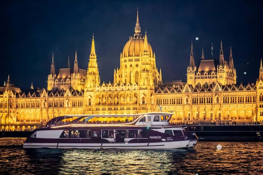 Budapest: 60-Minute Panoramic Cruise with Drink included - Boarding beside Elizabeth Bridge on the Pest side