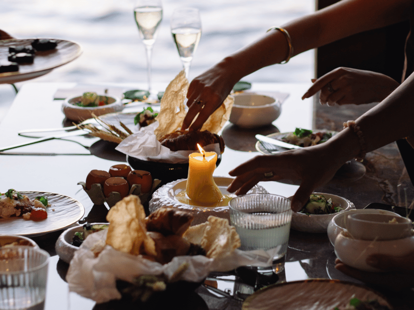 Budapest: BBQ Dinner Cruise w/ Live Music & Unlimited Drinks - Dinner in the show kitchen