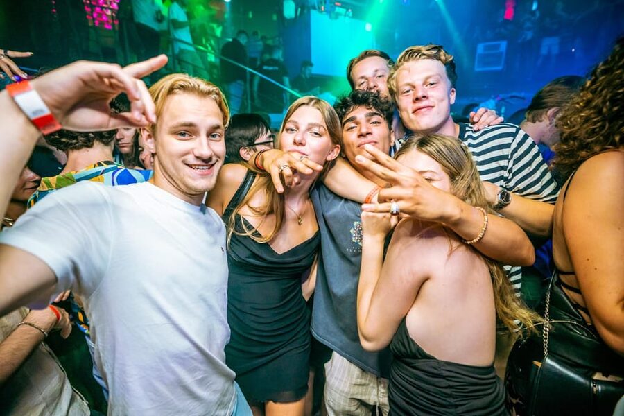 Budapest: Boat Party with option of Unlimited Drinks - Parliament, Castle, and Chain Bridge after dark