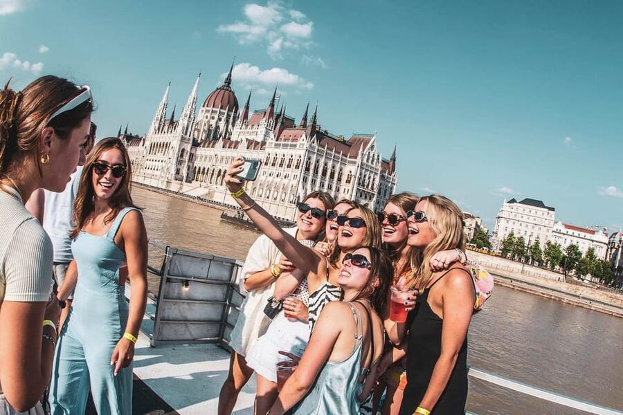 Budapest: Boat Party with option of Unlimited Drinks - What the two-hour unlimited-drinks pre-party adds