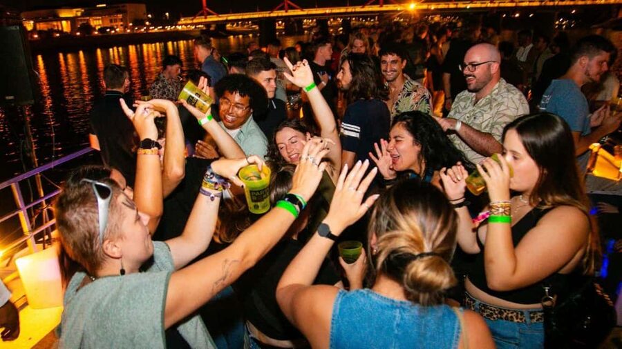 Budapest: Danube Beat Party Cruise with DJ & Drink Packages - Buda Castle, Gellért Hill, and the southern turn