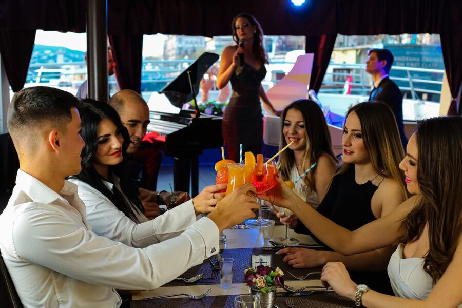 Budapest: Drink & Piano Show - The live piano show is the main event