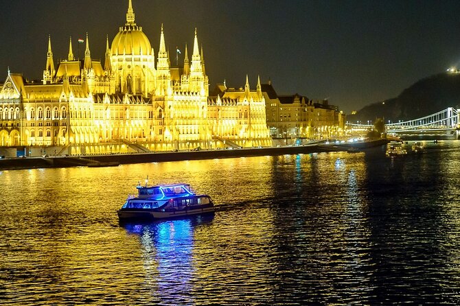 Budapest Drinks and Piano Show Cruise - A piano show with Budapest outside the windows