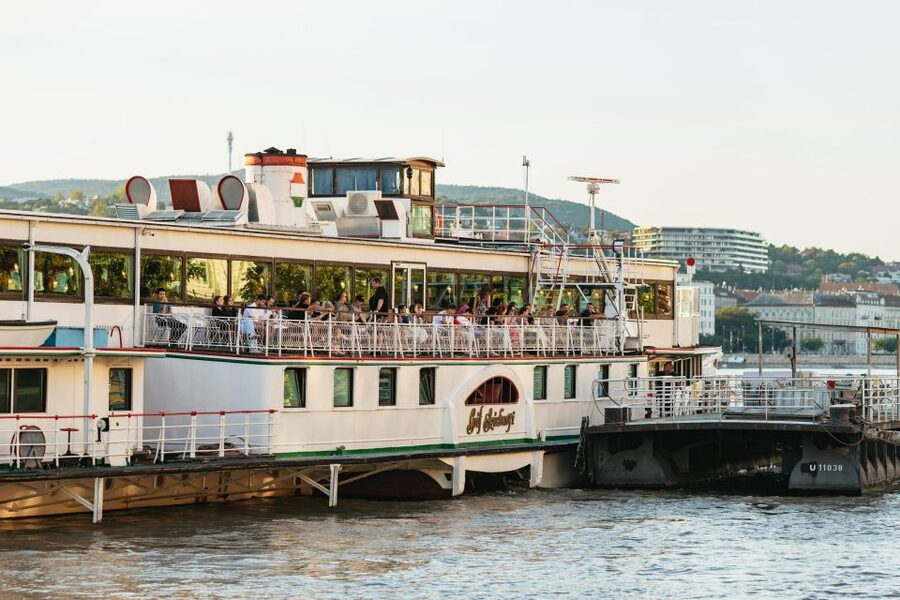 Budapest: Evening Cruise including Drinks and Live Music - Parliament, the Chain Bridge, and Margaret Bridge