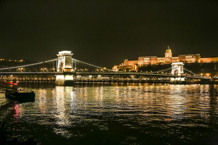 Budapest: Evening Cruise including Drinks and Live Music - What the 90-minute route feels like in practice
