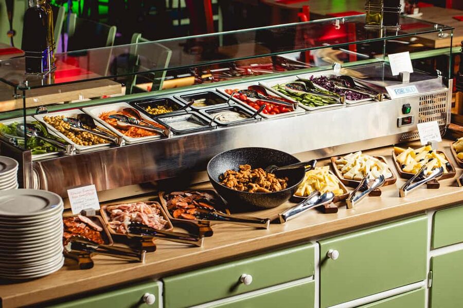 Budapest: Hungarian Dinner & Show with Unlimited Drinks - Key points to know before booking