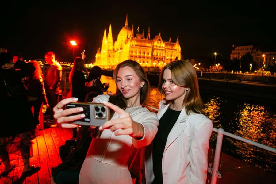 Budapest: Sightseeing River Cruise with Unlimited Cocktails - Key points to know before you book