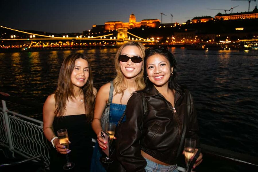 Budapest: Sightseeing River Cruise with Unlimited Cocktails - Fisherman’s Bastion, Buda Castle, and the Chain Bridge