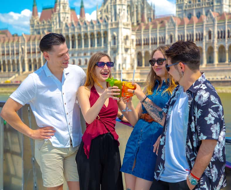 Budapest: Sunset Cocktail Cruise - Gellert Hill and the Buda side