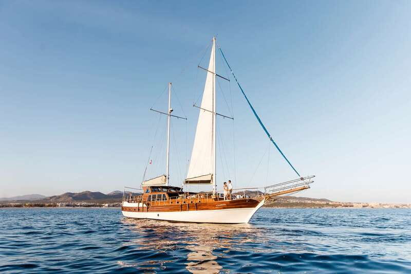 Cabo San Lucas: Sunset Yacht Cruise w/Chef Dinner & Open Bar - Key points to know before you book