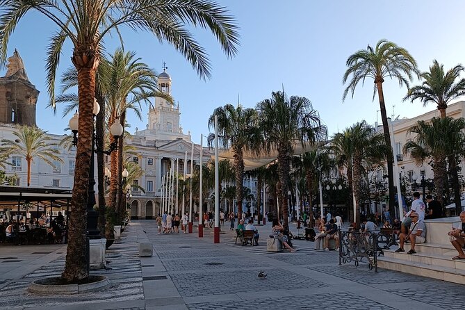 Cadiz Food Tour: Tapas, Drinks and Delights with a Local - Cádiz Central Market and the first taste of fried fish