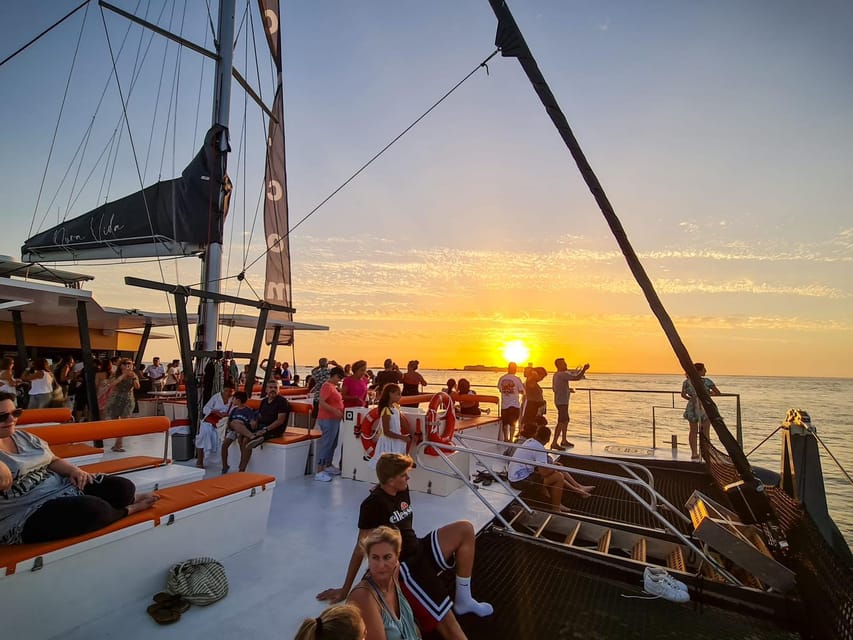 Cádiz: Sunset Catamaran Cruise Tours - A sunset view with Cádiz in the background