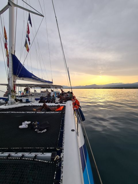 Cambrils: Costa Dorada Sunset Catamaran Cruise with Drinks - What the crew adds to the experience