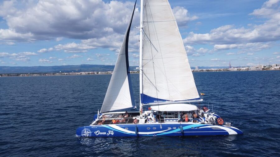 Cambrils: Costa Dorada Sunset Catamaran Cruise with Drinks - Practical tips for a smoother evening