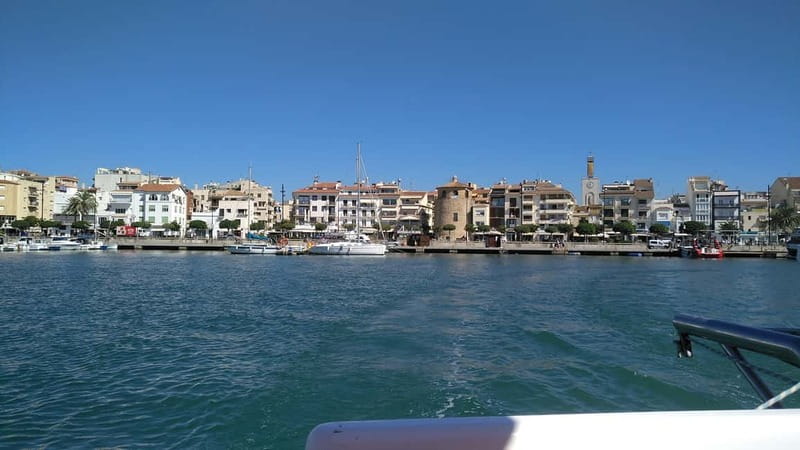 Cambrils/Salou: Coastline Catamaran 2h with drinks, pickup - The views and what you will not get
