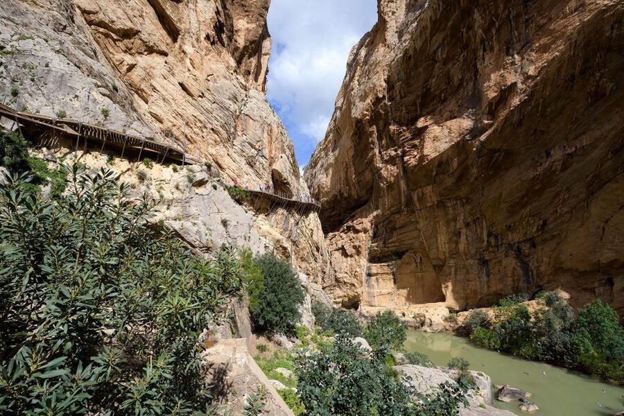 Caminito del Rey: Guided Tour with 1 Drink and Shuttle Bus - What the guide adds to the experience