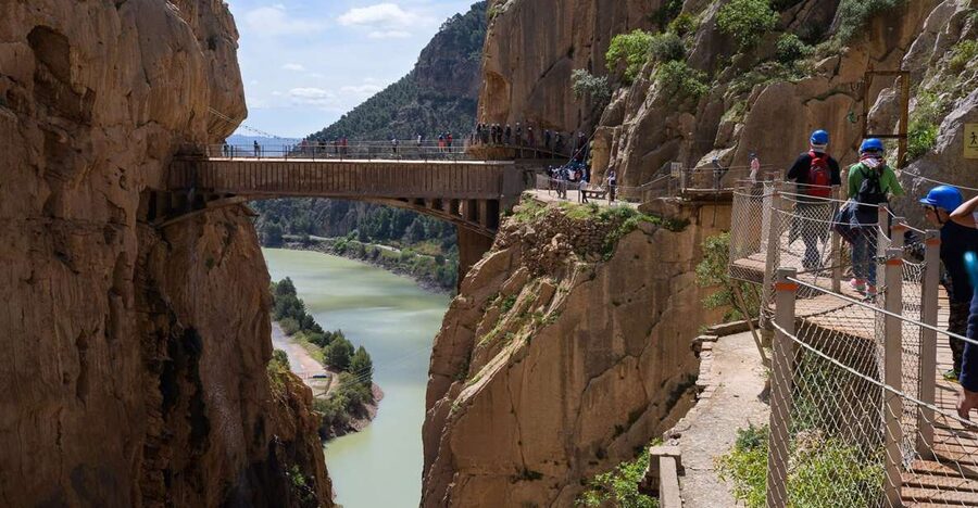 Caminito del Rey: Guided Tour with 1 Drink and Shuttle Bus - Meeting your guide at El Chorro