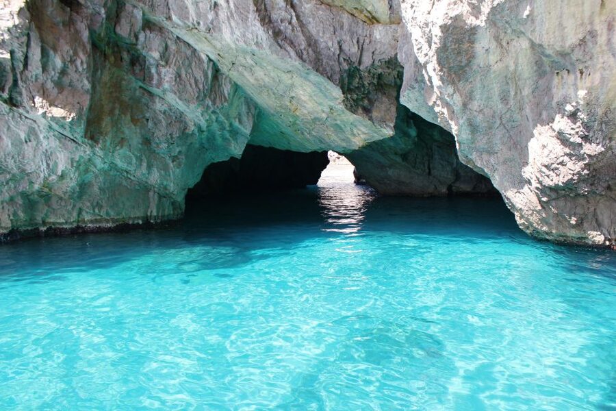 Capri: 2-Hour Boat Tour with Happy Hour - Boat size, atmosphere, and comfort