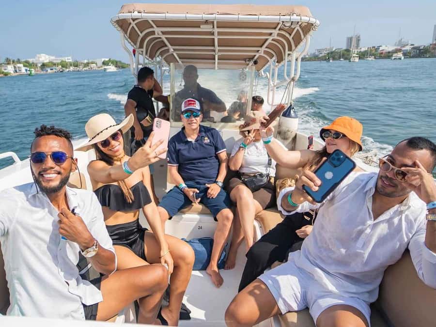 Cartagena: 5 Rosario Islands, Full party with drinks, Snorkeling and lunch - Lunch and a quieter island pause