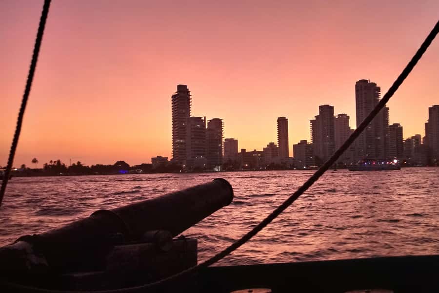 Cartagena, CO: Sunset Skyline Pirate Boat Tour with Drinks - Key points to know before you book