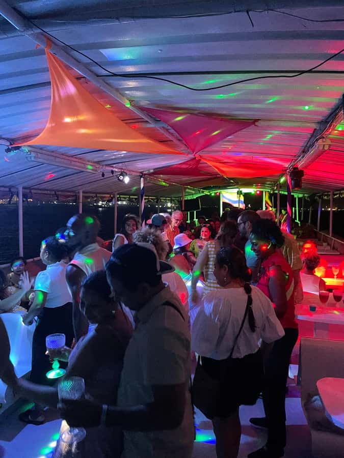 Cartagena: White Night Boat Tour with Dinner and Open Bar - Arriving at Muelle de la Bodeguita