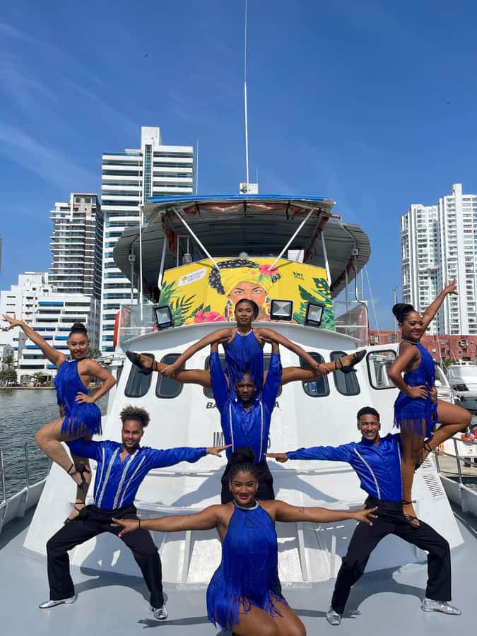 Cartagena: White Night Boat Tour with Dinner and Open Bar - The dance show brings the night to life