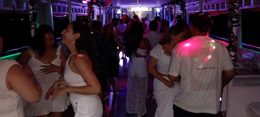 Cartagena: White Night Boat Tour with Dinner and Open Bar - Dinner includes more than a light buffet